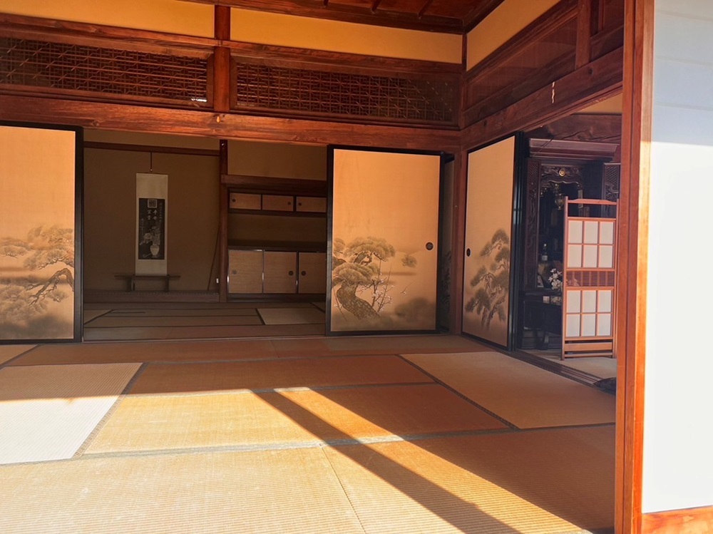 奥の和室です。神棚が飾られています。
