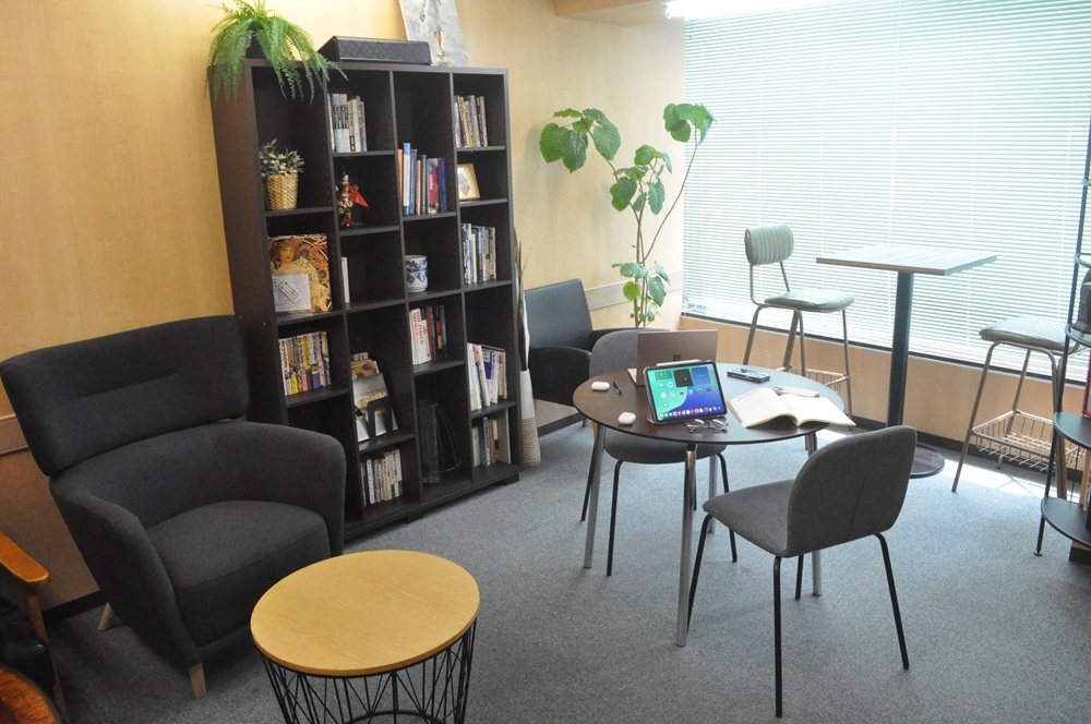 【会議室B撮影イメージ①】対談やインタビュー、商談シーン向きの家具が充実