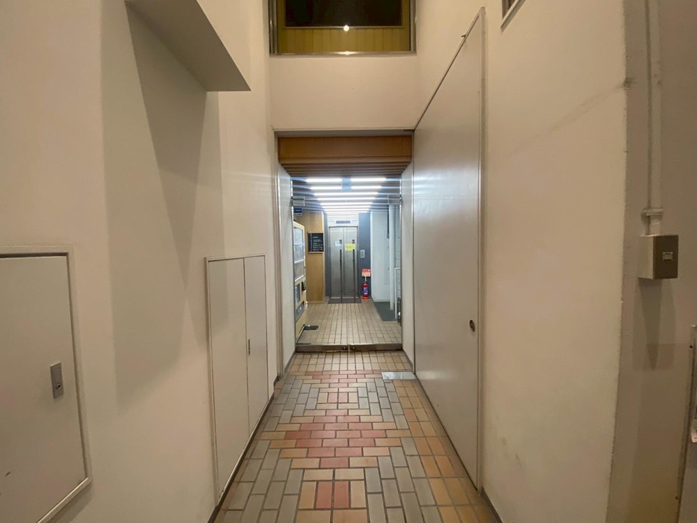 建物エレベーター前