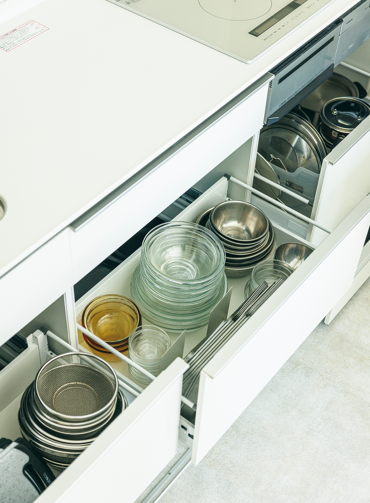 引き出しには調理器具が収納されています
