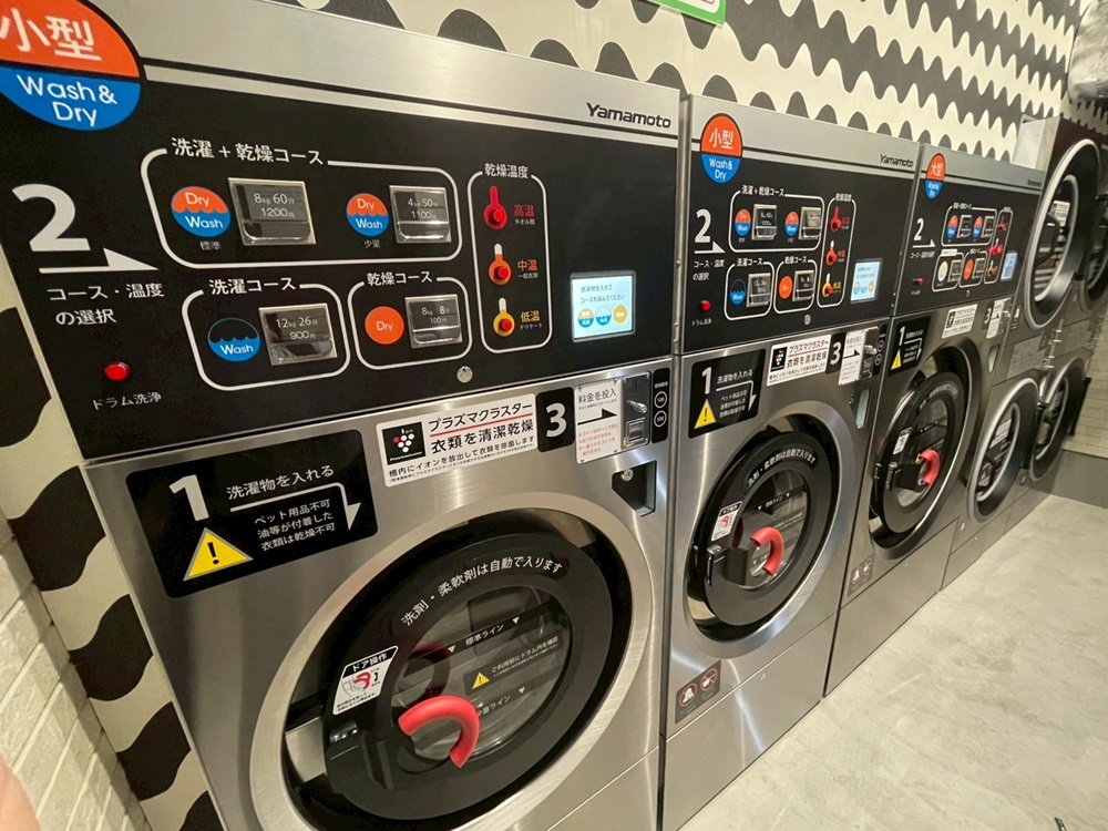 店舗内観です。狭小店舗ですが、机椅子、手洗いの用意はございます。