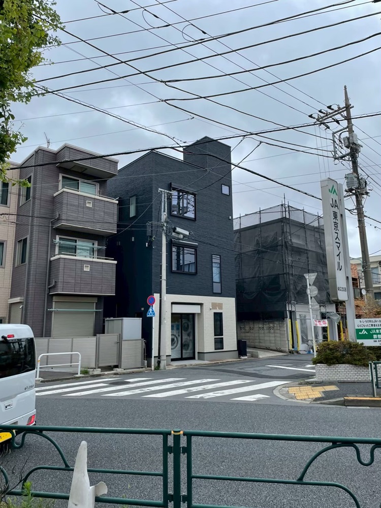 建物外観です。柴又街道からも良く見える建物ですので、引きでの撮影も容易です。