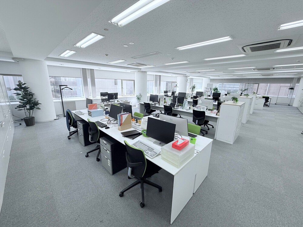 6階:執務室(執務室奥から撮影。L字の窓間がわかりやすく、フロア内も広く撮影可能) 6階:執務室(執務室奥から撮影。L字の窓間がわかりやすく、フロア内も広く撮影可能)