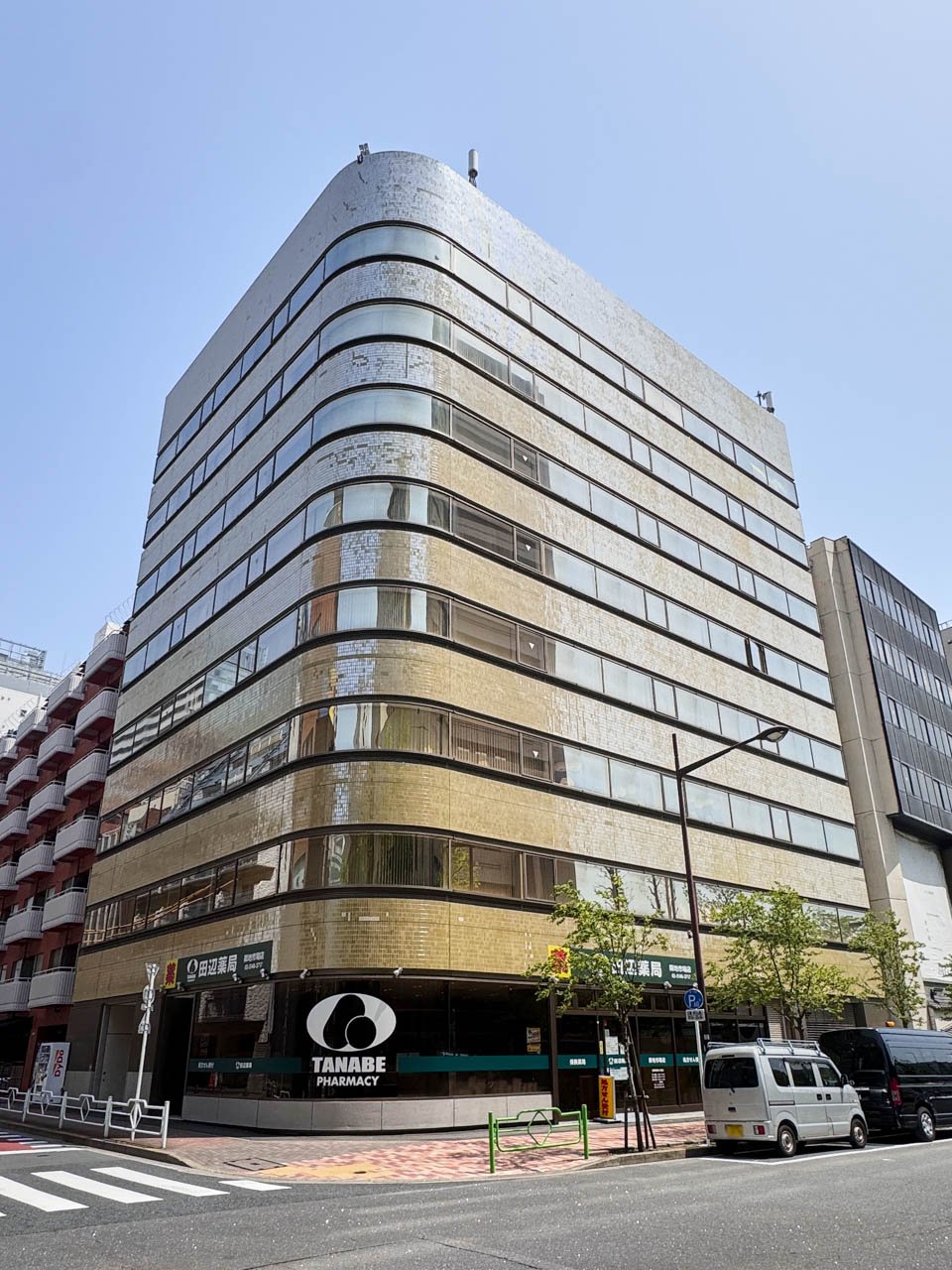 外観:南向きL字で窓があるため室内は明るいビル) 外観:南向きL字で窓があるため室内は明るいビル)