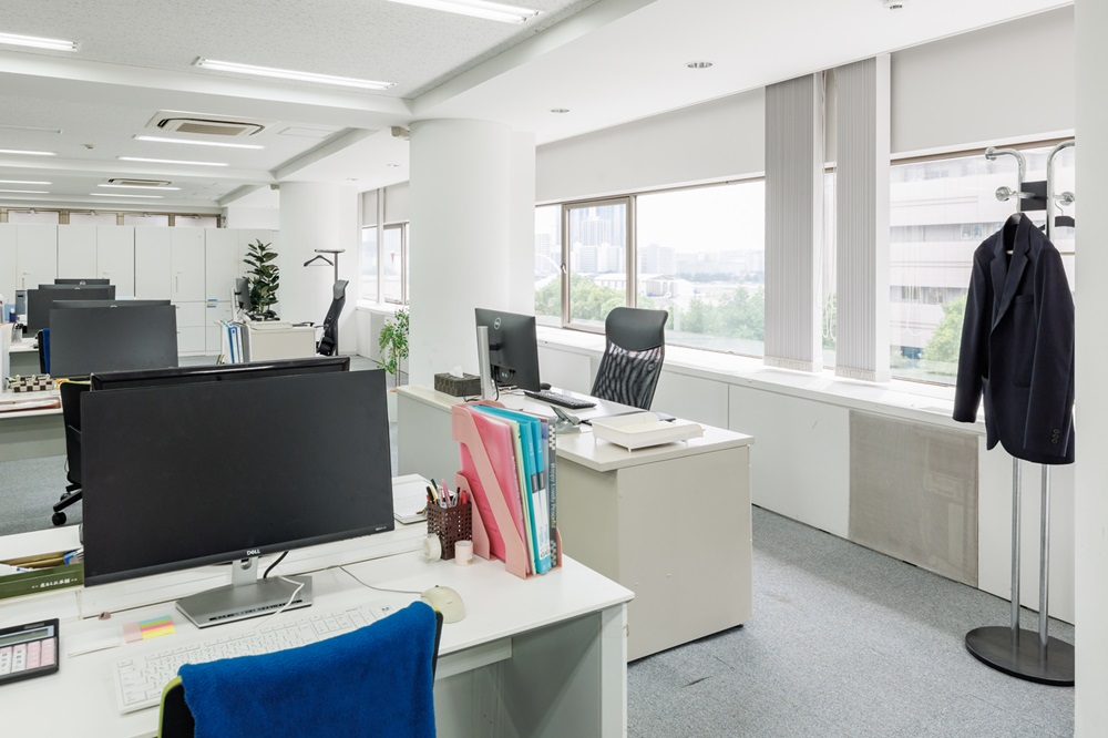 6階:執務室(部長席2席設置。自然光も入り、抜け感も良いです。家具移動も可能です) 6階:執務室(部長席2席設置。自然光も入り、抜け感も良いです。家具移動も可能です)