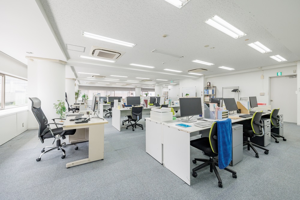 6階:執務室 (執務室奥から撮影。L字の窓間がわかりやすく、フロア内も広く撮影可能) 6階:執務室 (執務室奥から撮影。L字の窓間がわかりやすく、フロア内も広く撮影可能)