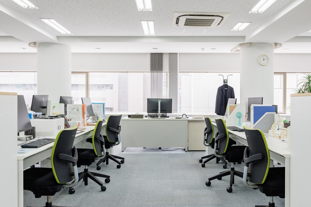 6階:執務室(部長席と6名用オフィステーブルの間からの撮影) 6階:執務室(部長席と6名用オフィステーブルの間からの撮影)