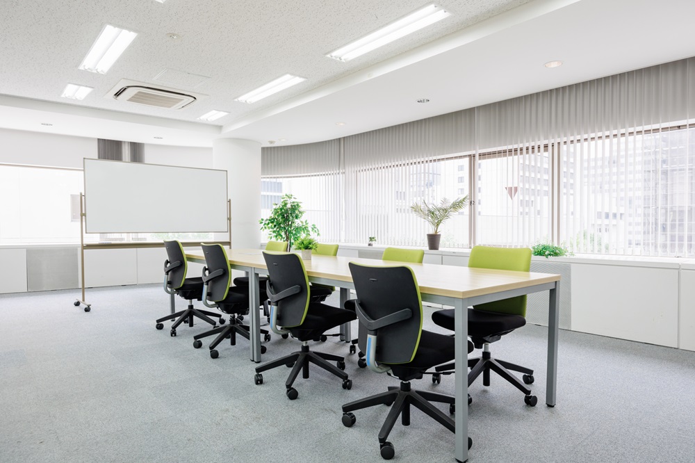 6階:執務室兼会議室(オフィスの別部署やコワーキング場所・会議室でも使用可能。移動可能です) 6階:執務室兼会議室(オフィスの別部署やコワーキング場所・会議室でも使用可能。移動可能です)