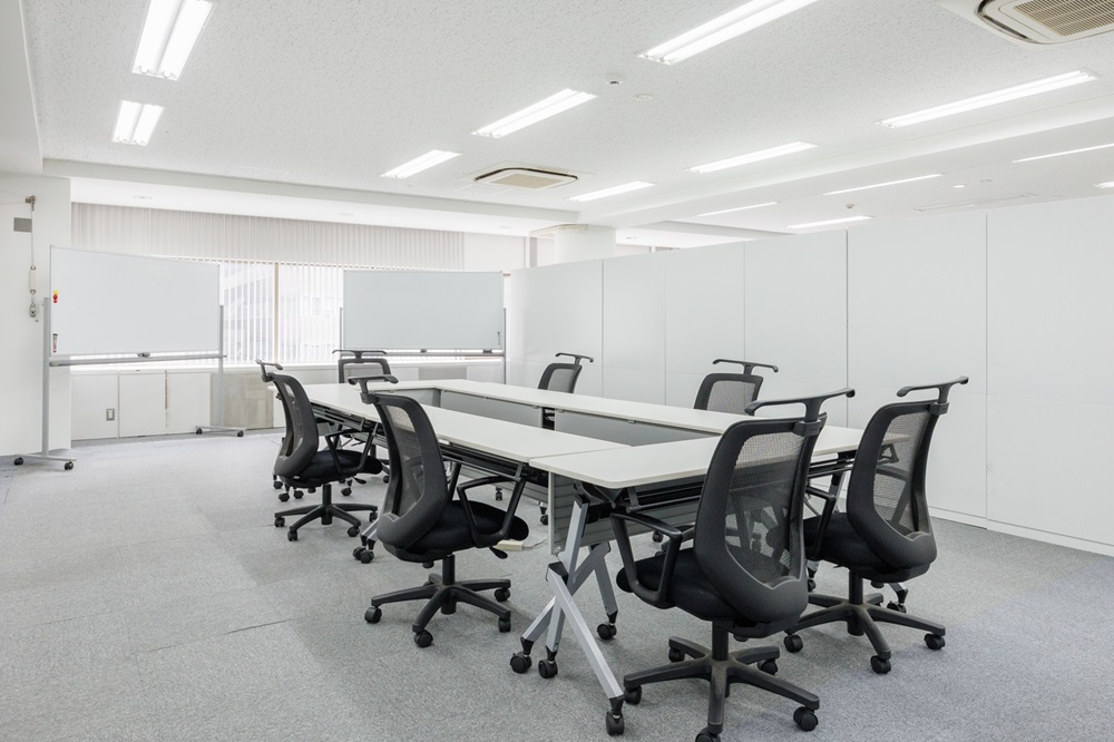 6階:会議室 (テーブル後4台増やせます。椅子も違うデザイン18脚保管してます。セミナーや会議室など色々レイアウト変更可能です) 6階:会議室 (テーブル後4台増やせます。椅子も違うデザイン18脚保管してます。セミナーや会議室など色々レイアウト変更可能です)