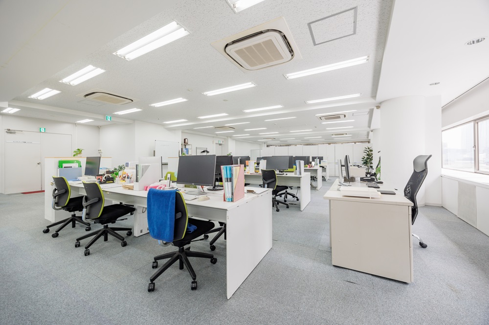 6階:執務室(200平米以上の広いオフィスです。テーブルも移動できますので、オリジナルなオフィスで撮影可能) 6階:執務室(200平米以上の広いオフィスです。テーブルも移動できますので、オリジナルなオフィスで撮影可能)