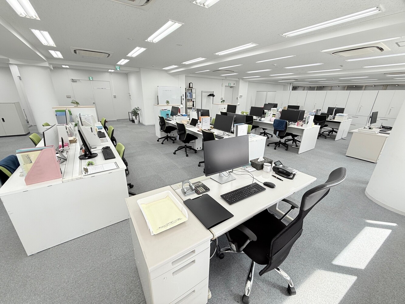 6階：執務室（部長席からの眺め。200平米以上の広いオフィスです。テーブルも移動可能。オリジナルなオフィスで撮影可能）