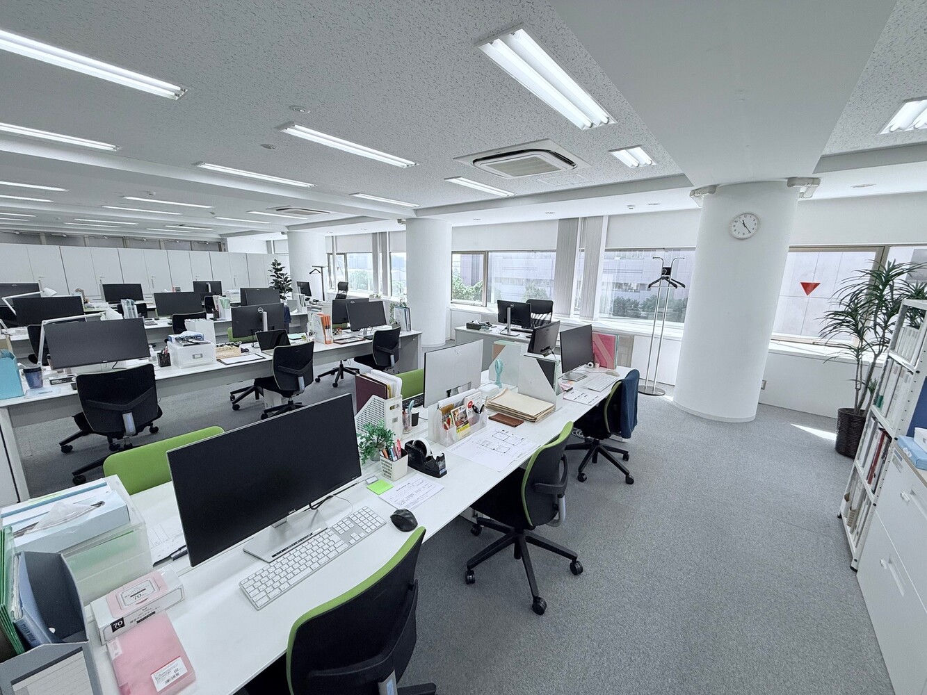 6階：執務室（南向きの自然光が良く入るオフィス。家具も充実してます。モニター18台以上有、ストック4台もあります。