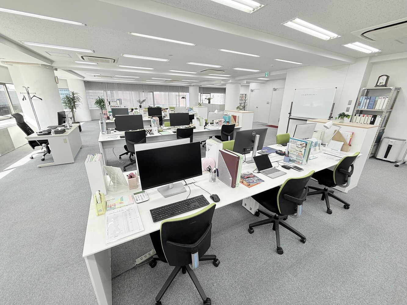 6階：執務室　（執務室奥から撮影。L字の窓間がわかりやすく、フロア内も広く撮影可能）