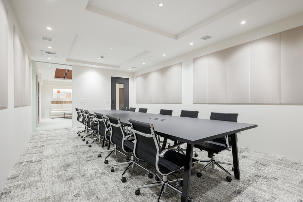 5階：会議室（12名用設置。６名用テーブルが２台移動可能）