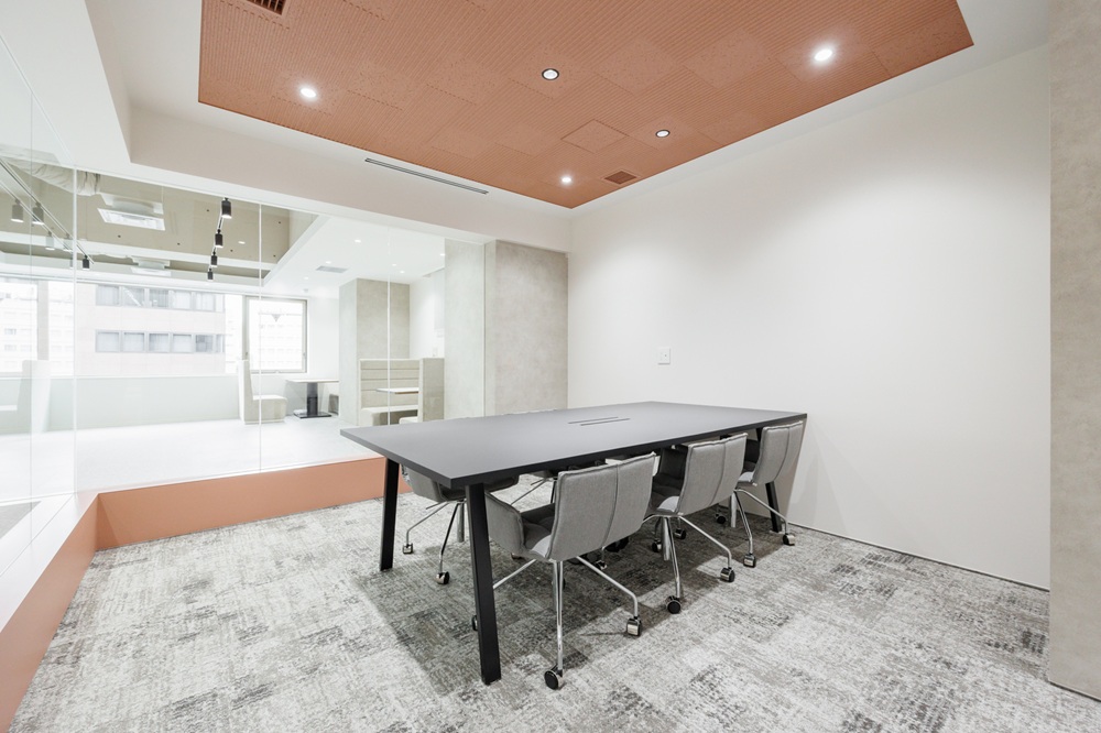 6階：会議室（6名用ガラス張りの会議室）