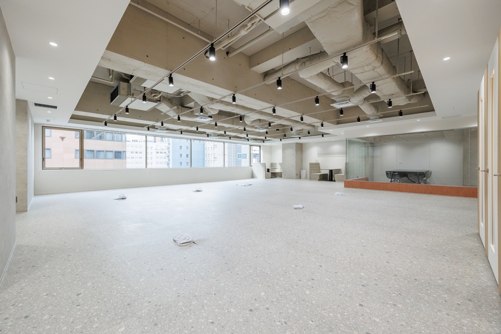 5階：執務室（窓ガラスが広く、天井高3m以上。持ち込み家具で社長室や執務室など設置可能です）
