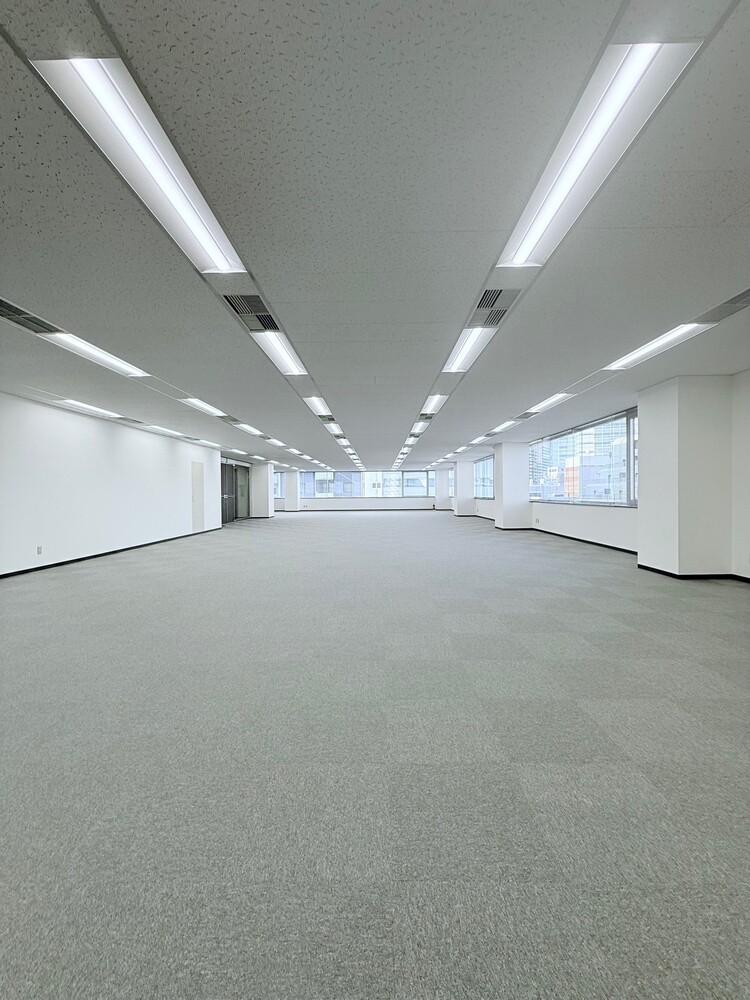 4階7階：執務室（380平米の広々としたフロア。照明LED。絨毯・壁も綺麗な状態です）