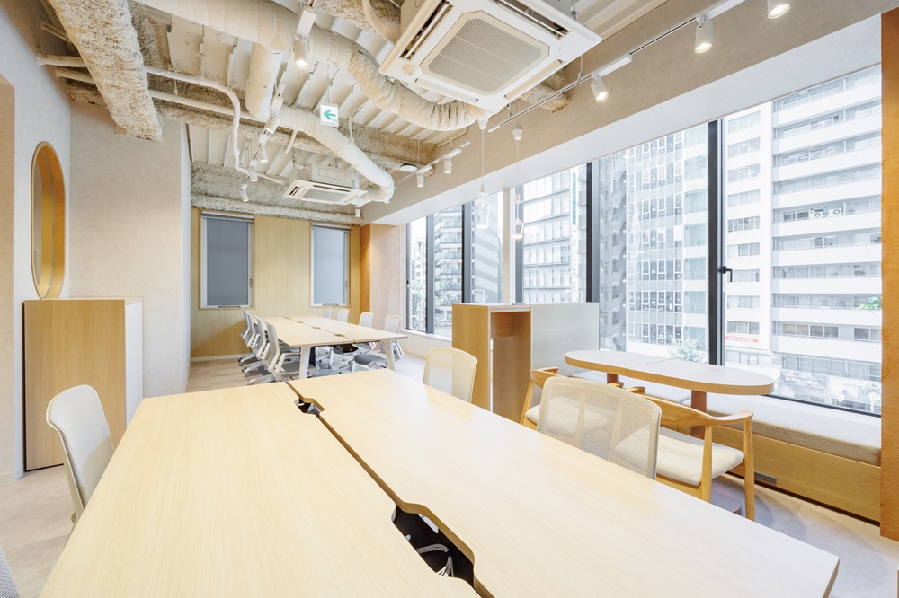 2階4階6階：執務室（宮益坂が良く見える窓が非常に大きく、街並みの中のオフィスでの撮影が可能）