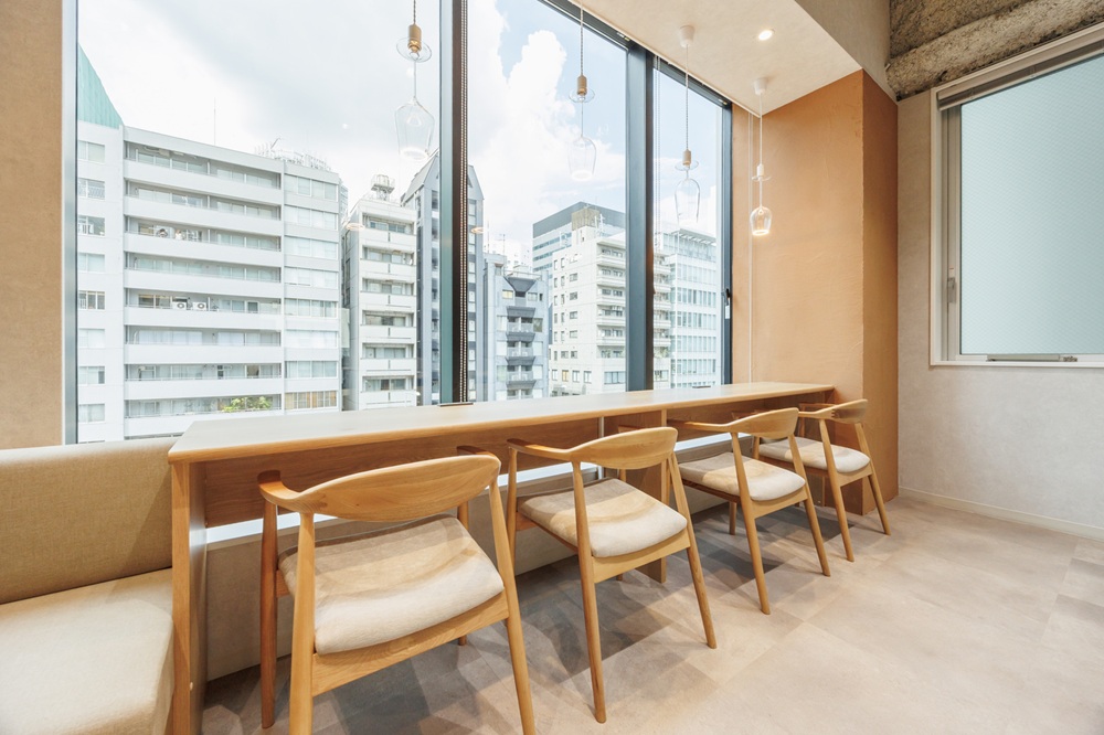 3階5階7階9階:ラウンジ(広島産の高級家具の木の椅子を設置) 3階5階7階9階:ラウンジ(広島産の高級家具の木の椅子を設置)