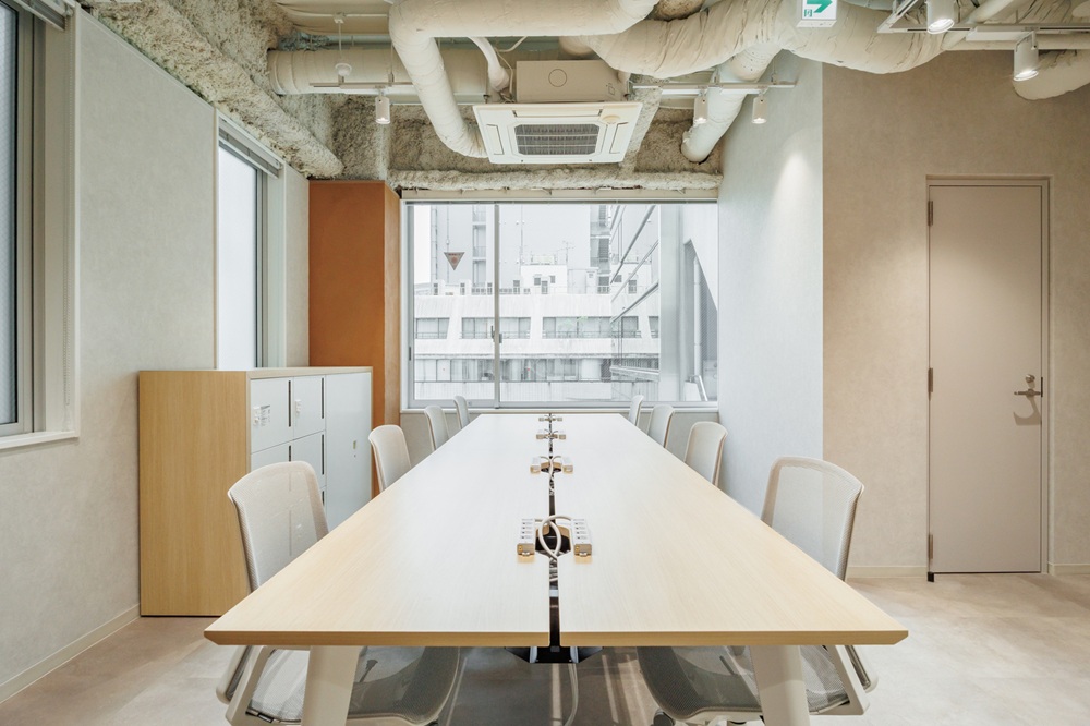 3階5階7階:執務内(一番奥のテーブルは8名用。会議室にも見立てて利用可能です。) 3階5階7階:執務内(一番奥のテーブルは8名用。会議室にも見立てて利用可能です。)