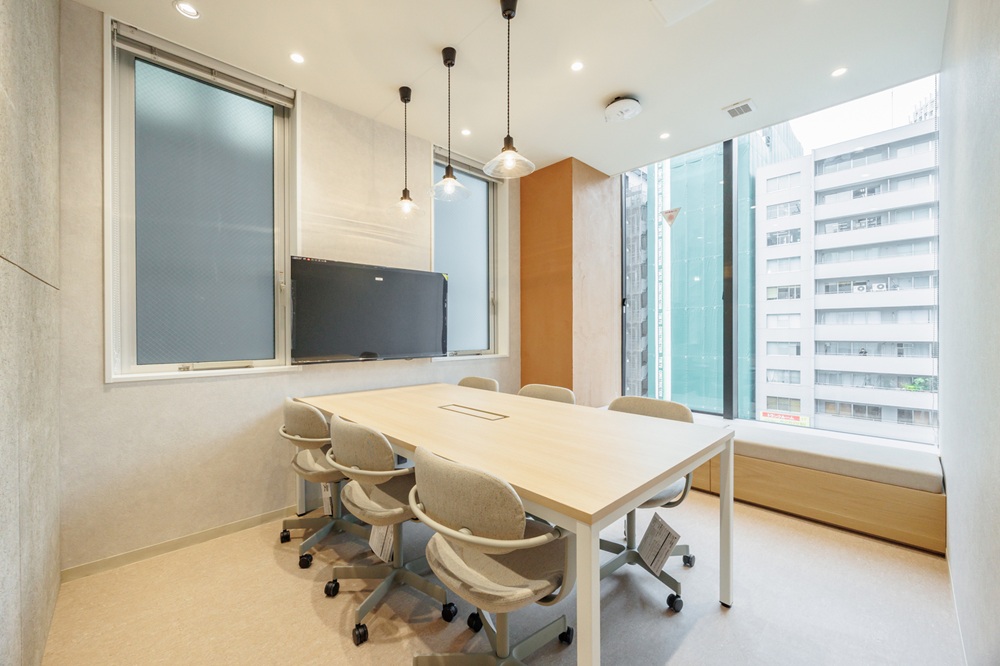 3階5階7階:会議室(6名用。モニター付き) 3階5階7階:会議室(6名用。モニター付き)