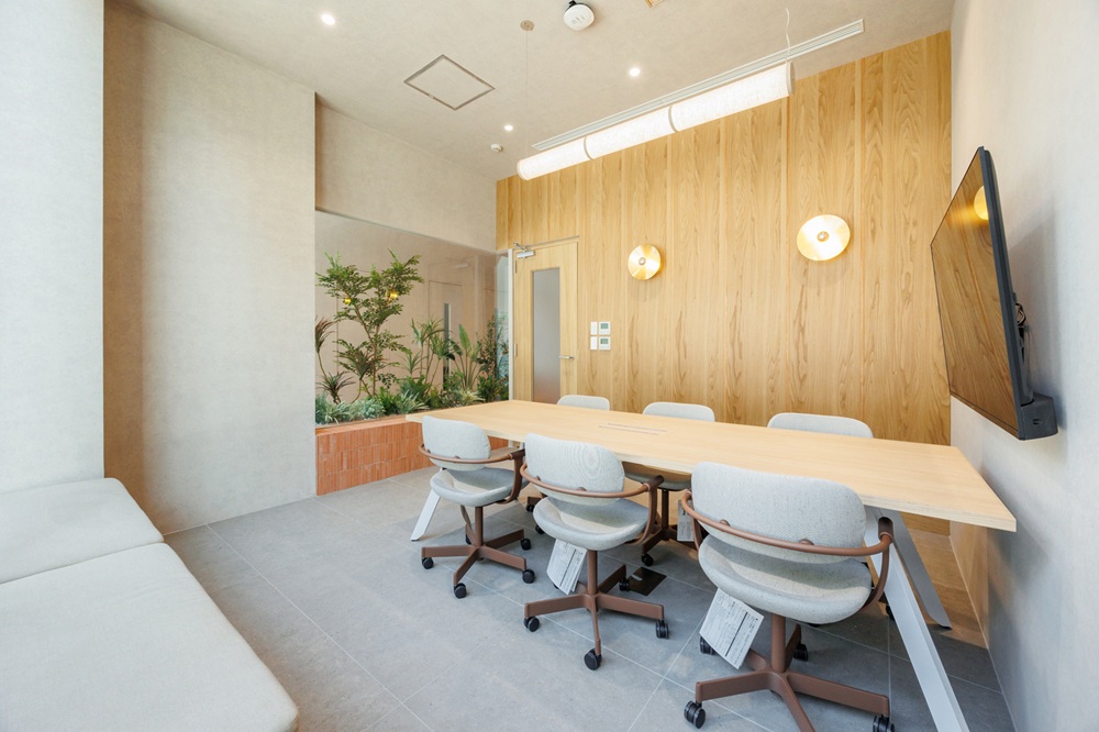 1階:会議室(6名用。モニター付きWi-Fi利用可能。) 1階:会議室(6名用。モニター付きWi-Fi利用可能。)