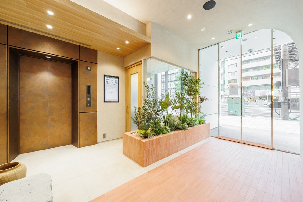 1階:エントランス・エレベーター前(テナント様の入居がまだございませんので、平日でも1階での撮影も可能) 1階:エントランス・エレベーター前(テナント様の入居がまだございませんので、平日でも1階での撮影も可能)