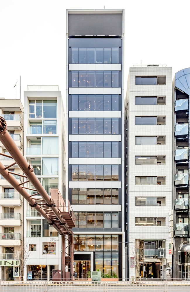 外観（外観撮影も終日可能。窓際に立たせての撮影おすすめ）