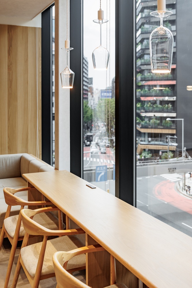 3階7階9階：ラウンジ（宮益坂を見える貴重なカウンター席。ワイングラスの照明もアクセント）