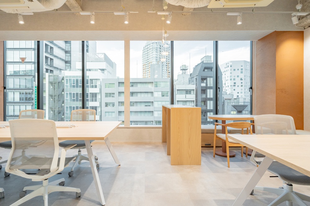 2階6階8階：執務室（青山通り沿いで眺めがよく、天高3,5mで、街並みの中のオフィスでの撮影が可能）