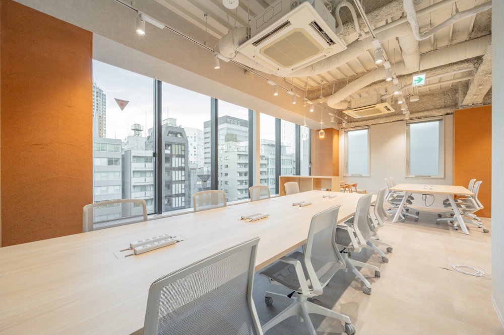 2階6階8階：執務室（8名用テーブル設置。窓沿いの撮影にはおすすめ）