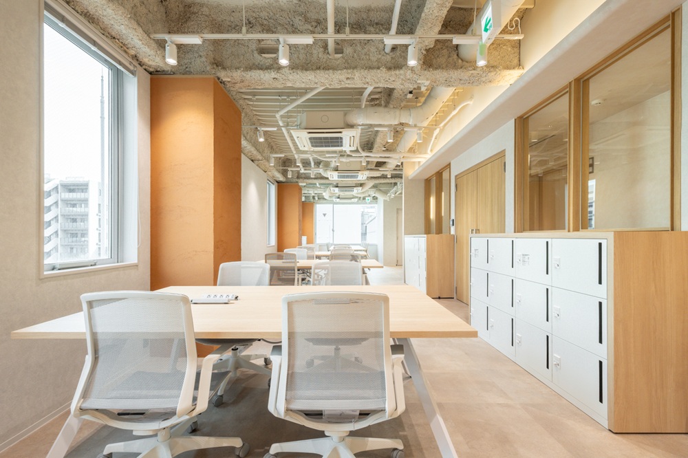 3階7階9階：執務内（一番奥のテーブルは8名用。会議室にも見立てて利用可能です。）