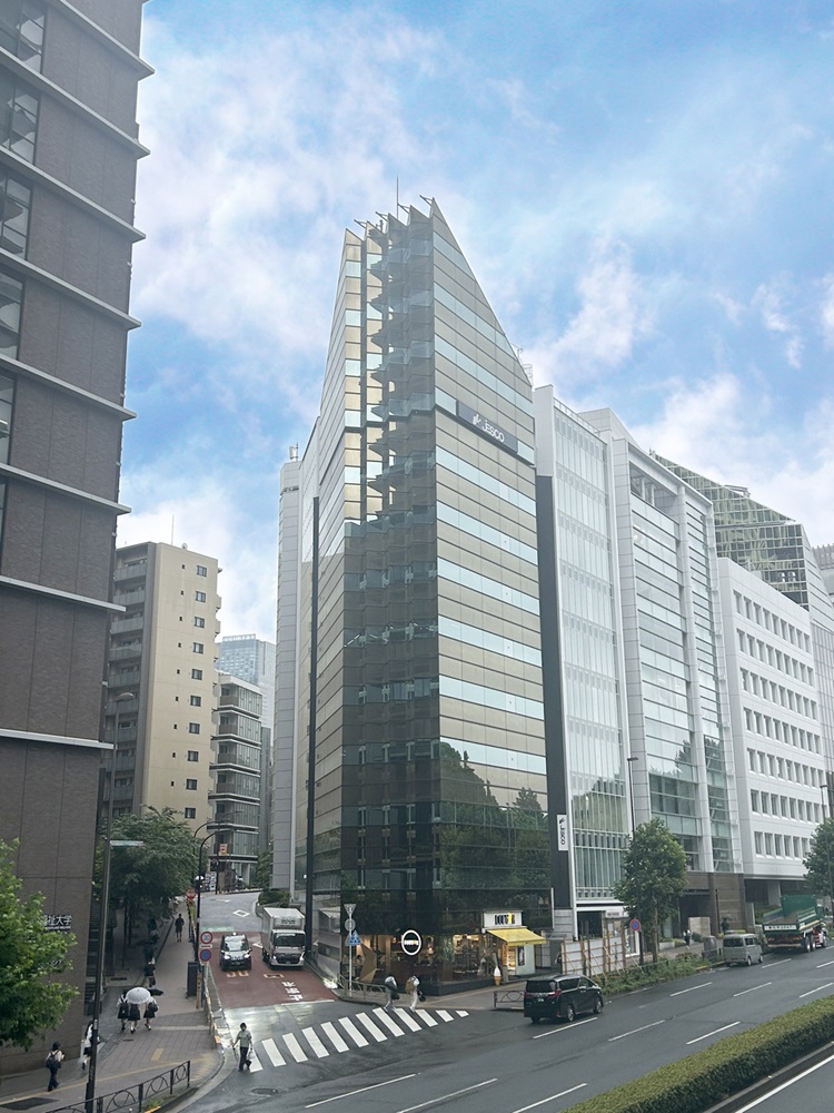 外観：歩道橋上からの撮影