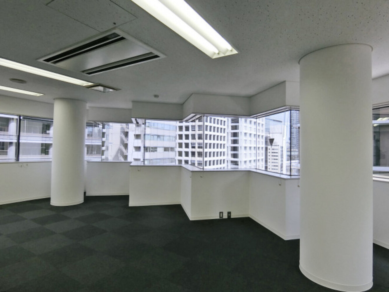 ２階６階：執務室（窓は特徴的なオリジナルなオフィスを作るにはおすすめなデザイン）