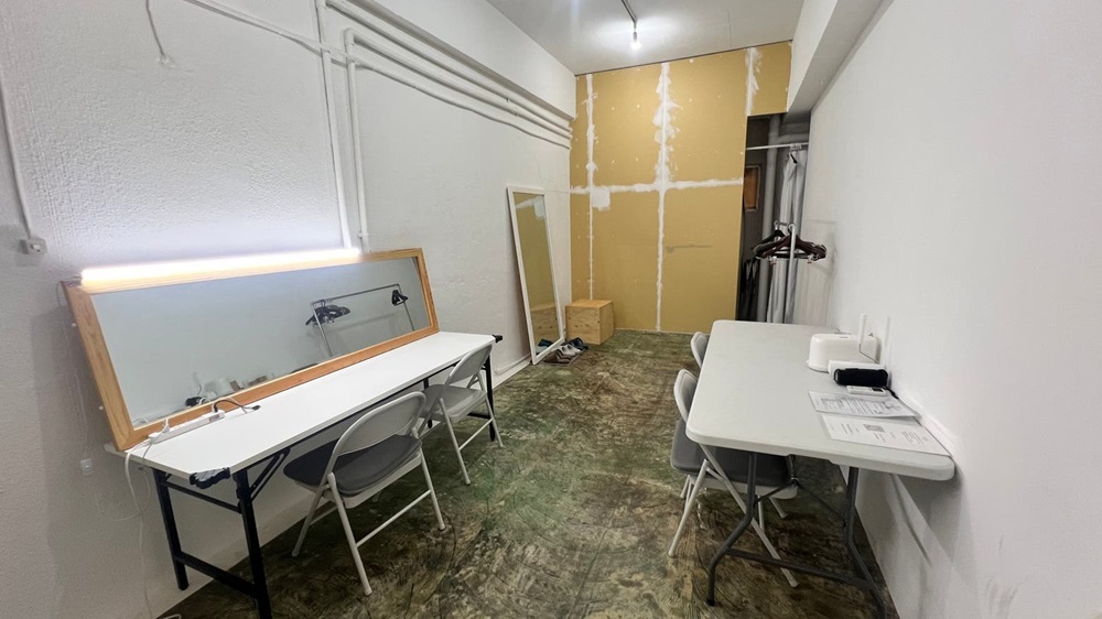 控え室<br />奥がフィッティングルームになります。<br />