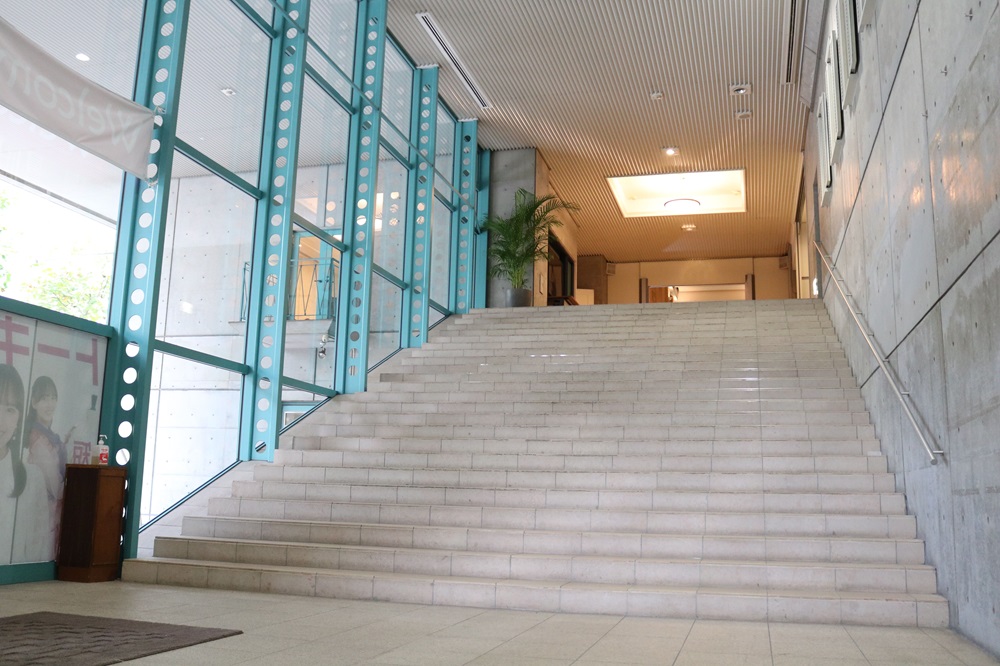 【1階 正面大階段 】 【1階 正面大階段 】