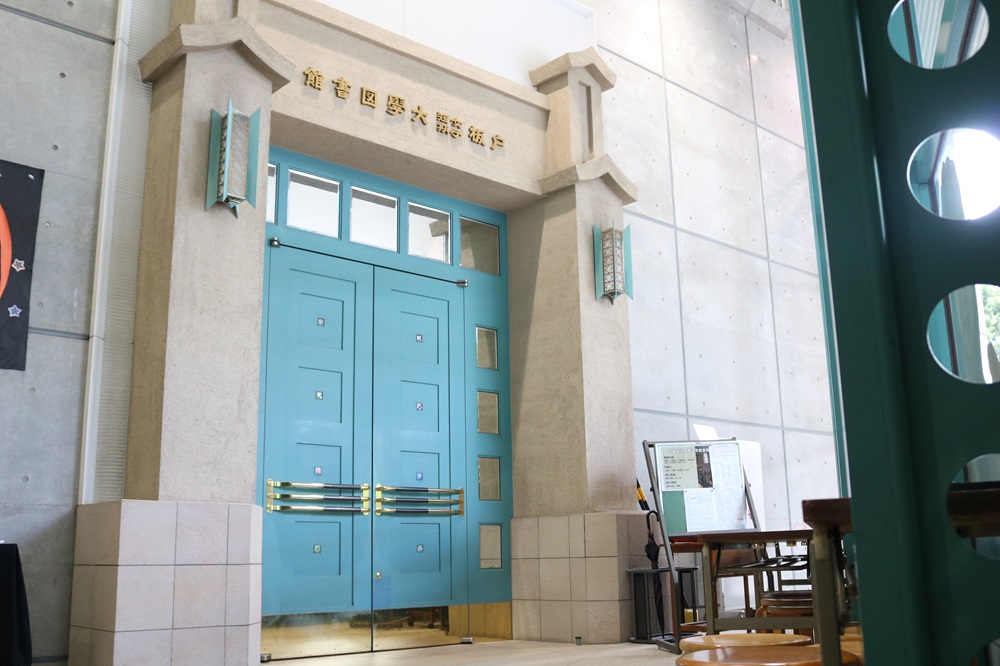 【1階図書館 正面】<br />外装、内装共にモダンな雰囲気で、落ち着いた空間になっています。 【1階図書館 正面】<br />外装、内装共にモダンな雰囲気で、落ち着いた空間になっています。