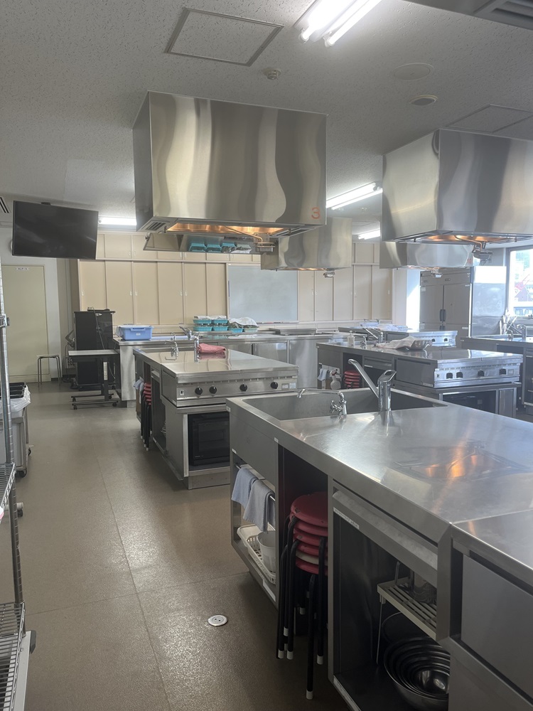 【6階 調理実習室】<br />調理実習を行う部屋を複数備えております。<br />階数が高いため、眺めも良く部屋によっては、東京タワーを見ることもできます。 【6階 調理実習室】<br />調理実習を行う部屋を複数備えております。<br />階数が高いため、眺めも良く部屋によっては、東京タワーを見ることもできます。