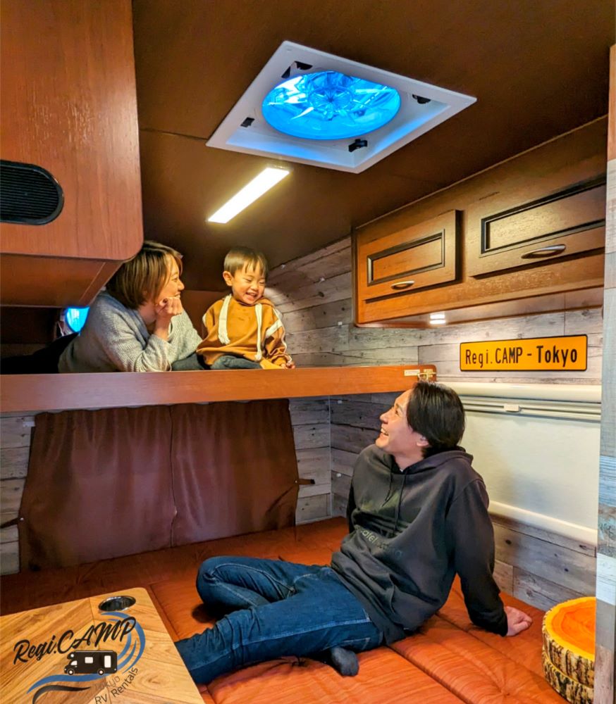 レジストロアウルの車内はソファをフラットにして二段ベッドのようにもなります