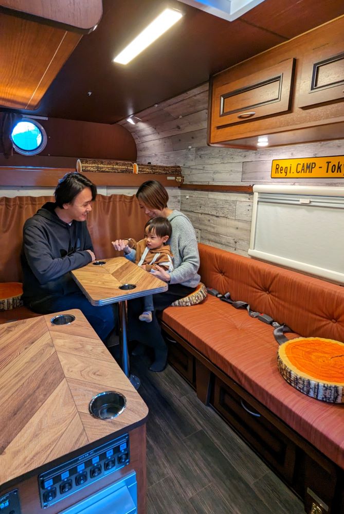 レジストロアウルの車内