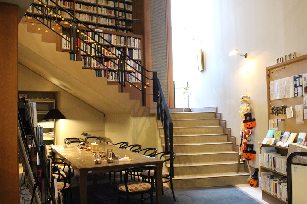 【1階図書館 内装】<br />ゆったりと落ち着いた空間。<br />シーズンごとに中の装飾も変化し、学生の憩いの場として活用しております。 【1階図書館 内装】<br />ゆったりと落ち着いた空間。<br />シーズンごとに中の装飾も変化し、学生の憩いの場として活用しております。