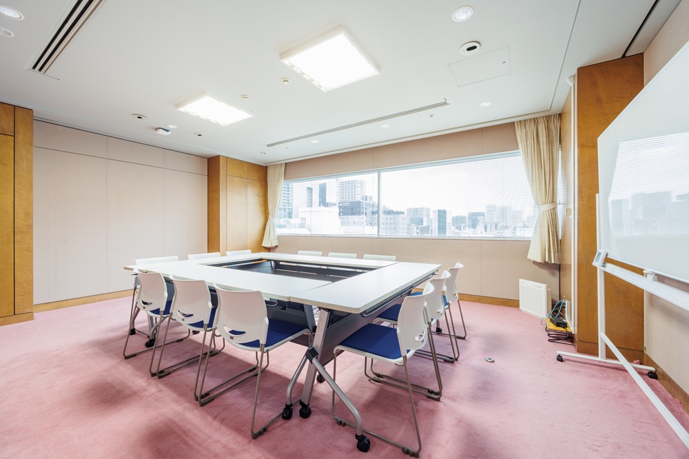 11階12階03部屋:会議室(東京タワーが見える木の柱と赤の絨毯が特徴の会議室。こちらも社長室や応接室にも使用可能です。) 11階12階03部屋:会議室(東京タワーが見える木の柱と赤の絨毯が特徴の会議室。こちらも社長室や応接室にも使用可能です。)