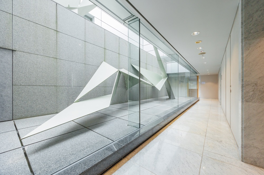 11階:廊下(大理石の廊下。12階まで吹き抜けのガラス面が多いお洒落な廊下) 11階:廊下(大理石の廊下。12階まで吹き抜けのガラス面が多いお洒落な廊下)