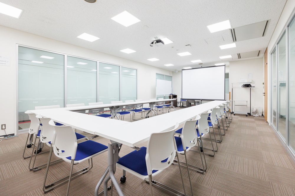 3階4階:会議室(生配信・セミナー会場としても使用可能。窓のない会議室としても使用可能。また控室でも利用可能です) 3階4階:会議室(生配信・セミナー会場としても使用可能。窓のない会議室としても使用可能。また控室でも利用可能です)