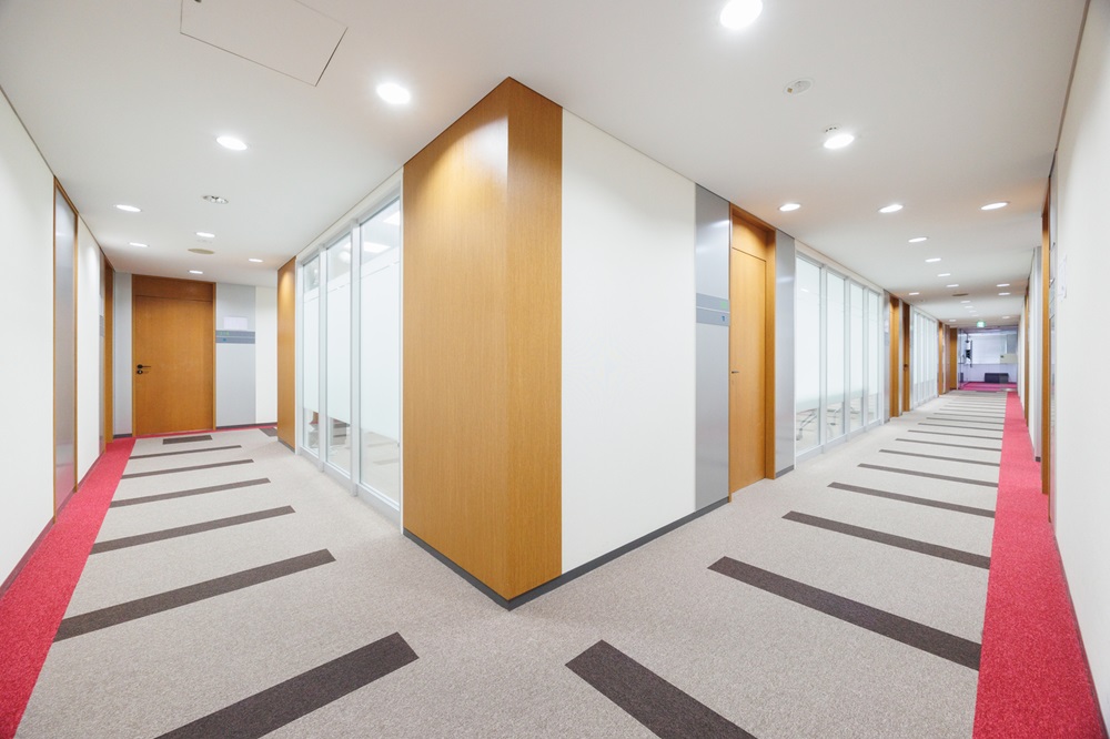 3階:ロの字廊下(ぐるっと1週回ることが出来る廊下。6名用や20名用くらいの会議室が15部屋くらい廊下に沿って設置してます) 3階:ロの字廊下(ぐるっと1週回ることが出来る廊下。6名用や20名用くらいの会議室が15部屋くらい廊下に沿って設置してます)