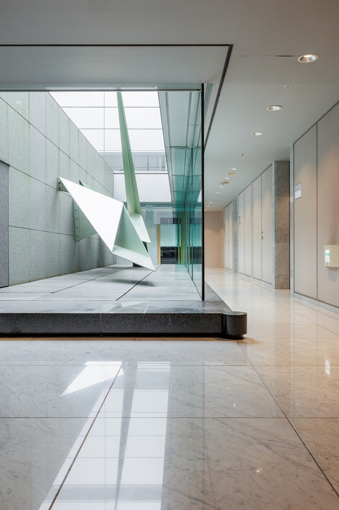 11階：廊下(大理石の廊下。12階まで吹き抜けのガラス面が多いお洒落な廊下)