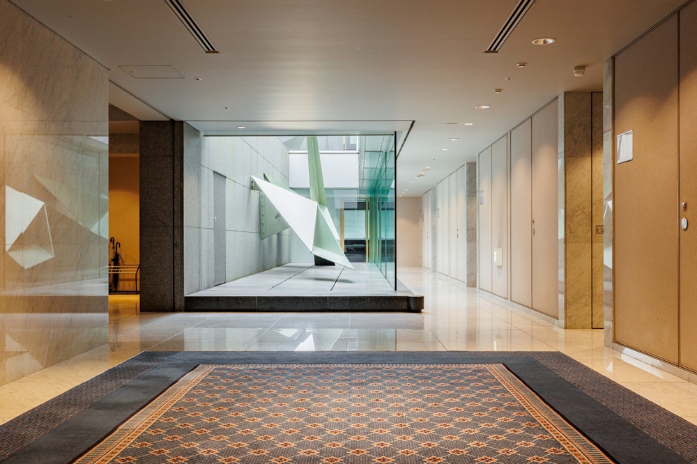 11階：廊下(重厚感のある絨毯と大理石の廊下)