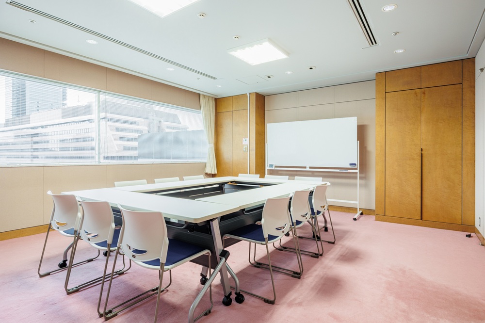 11階12階03部屋：会議室(窓の抜け感が良く、木の柱と赤の絨毯が特徴の会議室。社長室での使用もお勧め）