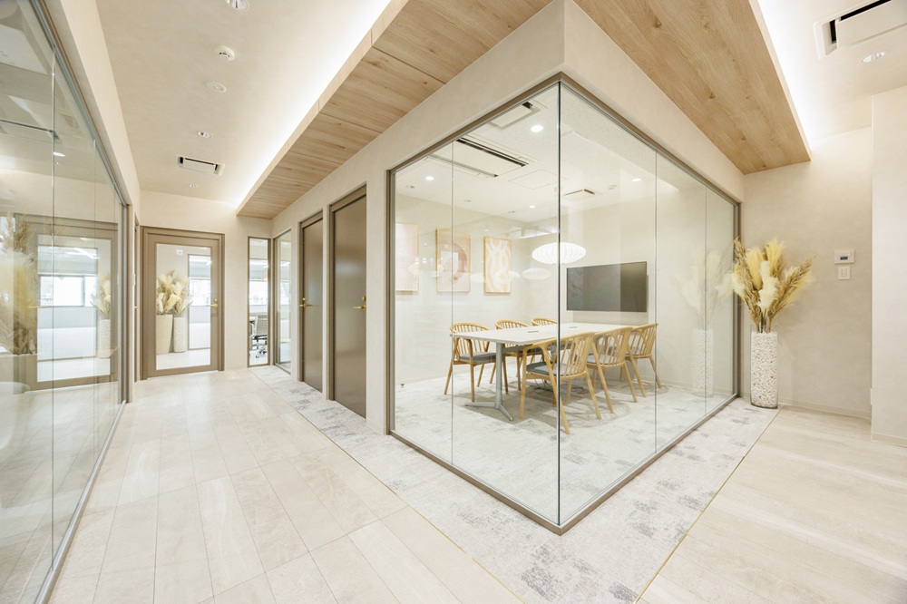 5階・7階:会議室・廊下(6名用の会議室にガラス張りの窓を設置。廊下の撮影も可能) 5階・7階:会議室・廊下(6名用の会議室にガラス張りの窓を設置。廊下の撮影も可能)