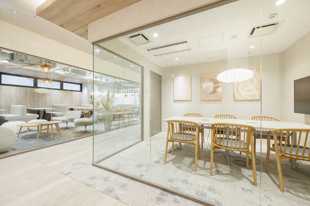 5階:会議室とガラス張りの廊下の奥はオシャレラウンジ 5階:会議室とガラス張りの廊下の奥はオシャレラウンジ